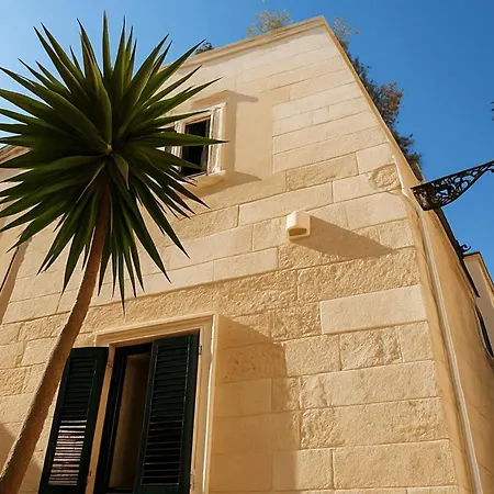 Torre Indipendente Con Terrazza 木屋 莱切